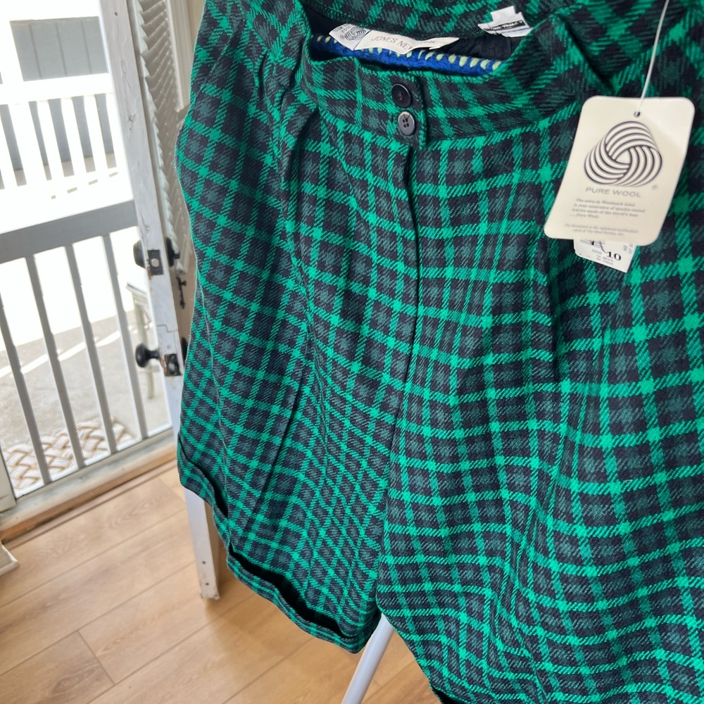 Vintage dead stock 100% wool Jones New York plaid cuffed shorts - so cute